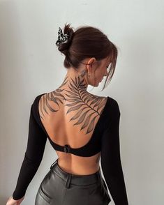 Back Tattoo Women, Spine Tattoos, Elegant Tattoos, Back Tattoos, Simplistic Tattoos, Piercing Tattoo, Creative Tattoos