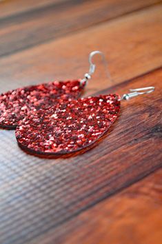 These super cute red earrings make great cute, just because gifts! These bee earrings have a chunky, bright red glitter on a faux leather material. These earrings hang about an inch below your ear. The material is faux leather and about two inches long in a teardrop shape. All metals are hypoallergenic and great for sensitive ears! Have any questions? Shoot me a message! Alien Necklace, 70s Jewelry, Glitter Jewelry, Science Jewelry, Jewelry Cute, Retro Earring, Glitter Earrings, Bee Earrings, Red Jewelry