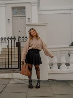 Black Skater Skirt Outfit, Curvy Winter Outfits, Autumn Outfits Curvy, Skater Skirt Outfit, A Line Skirt Outfits, Short Girl Outfits, Short Skirts Outfits, Black Skirt Outfits, Tennis Skirt Outfit