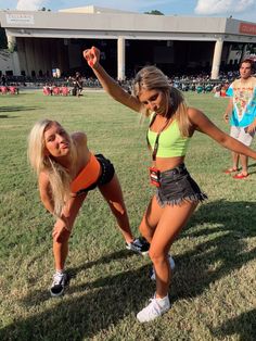 Festival Themed Party, Festival Outfit Ideas, Bff Pics, Festival Outfits Women, Look Festival, Fabulous Outfits, Best Friend Photoshoot, Outfit Ideas For Women, Music Festival Outfits