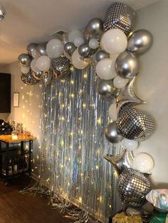 decoração festa simples em casa 15 anos Disco Homecoming Decorations, 80s Prom Backdrop, Formal Themes, Indoor Party Decor, 36 Birthday, Prom Decorations, Birthday 13