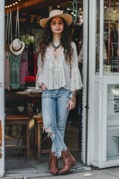 Discover why fashion experts call boyfriend jeans the most versatile piece in your closet. One article, endless outfit inspiration. Jeans outfit ideas for every woman. Date Night Outfit Summer, Jeans Outfit Casual, Fitted Turtleneck