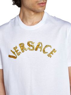 Elevate your casual wardrobe with this luxurious cotton t-shirt featuring a ribbed neckline and exquisite seashell baroque front logo embroidery. Crafted from a blend of 100% cotton, 5% polyester, and 95% viscose, this t-shirt offers both comfort and style for the fashion-forward individual. Whether you're running errands or meeting friends for brunch, this logo embroidery cotton t-shirt is a versatile and sophisticated choice. Indulge in the opulence of designer fashion with this must-have piec Baroque Pattern, Lettering Logo, Leather Cap, Mens Gloves, Ribbed Neckline, Embroidered Tshirt, Versace Men, Logo Embroidery, Everyday Wardrobe