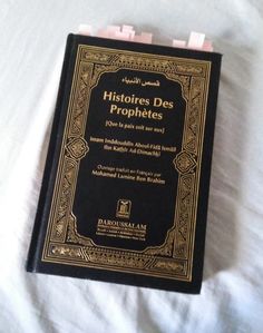 a book is laying on top of a white bed sheet with the title'history des prophetes '