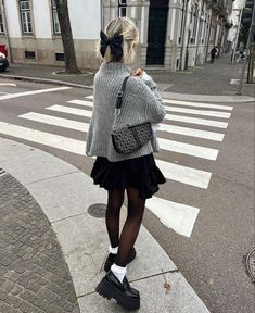 Grey Sweater Outfit, Black Skirt Outfits, Knitwear Trends, Grey Mini Skirt, Chic Winter Outfits, Winter Skirt Outfit, Pretty Skirts