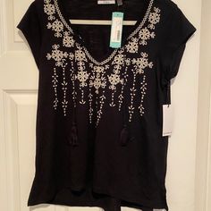 Nwt Dex Short Sleeve Blouse. Black With White Embroidered Detail. Stitch Fix Purchase. Size Small Black V-neck Tops With Floral Embroidery, Black Embroidered V-neck Top For Summer, Black V-neck Embroidered Top For Summer, Black Short Sleeve Embroidered Casual Top, Black Embroidered Short Sleeve Top, Casual Black Embroidered Top With Short Sleeves, Casual Black Embroidered V-neck Top, Black Embroidered V-neck Top, Black V-neck Top With Floral Embroidery