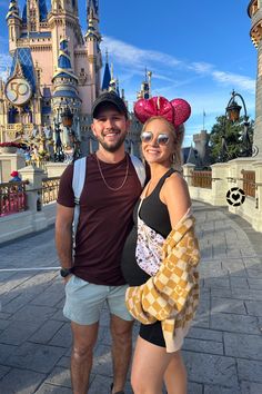 Theme Park Maternity Outfit, Pregnant Disney Outfit Winter, Cute Pregnant Disney Outfits, Maternity Disney World Outfit, Disneyland Maternity Outfit, Pregnancy Disney Outfit, Maternity Disney Outfit, Disney Pregnant Outfit, Disney Maternity Outfits