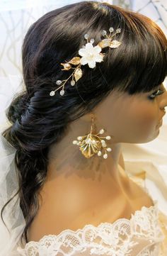 Bridal white carved abalone seashell, wedding pearl and crystal beads flower hair clip for bride, bridesmaids and flower girls.Lightweight and elegant, this beautiful wedding theme hair clip integrates seamlessly into any hair style. You can wear it with a high or low bun, or simply place it on the side for more casual yet romantic look. Hand-wired branches, which are designed to resemble a tree branch covered with early spring blossoms, can be easily bent according to your style and desire. Del Bead Hair Clip, Hair Clip Wedding, Pearl Bridesmaid Jewelry, Seashell Wedding, Bead Hair, Beach Jewelry Boho, Beaded Hair Clips, Pearl Headpiece, Beads Flower