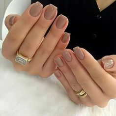 Short Square Round Nails Brown, Short Nail Simple Ideas, Short Beige Acrylic Nails, Simple Brown Fall Nails, Light Mocha Nails, Chestnut Brown Nails, Nail Ideas Light Colors, Moca Nail Color, Winter Nude Nail Colors