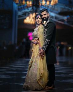 Reception Couple Shoot Indian, Wedding Reception Poses Indian, Momedian Wedding Pose, Reception Photoshoot Poses, Reception Couple Poses, Sangeet Poses, Indian Wedding Reception Photography, Reception Poses