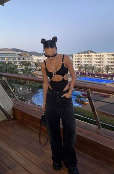 Outfits For Techno Party, Rave Outfits 2024, Techno Concert Outfit, Brat Concert Outfit, Concert Ootd Ideas, Techno Style Outfit, Look Festival Rock In Rio, Berlin Techno Outfit, Look Techno Party