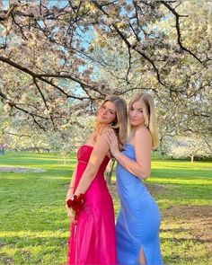 Formal Pictures Friends, Prom Poses For Best Friends, Funny Prom Pictures With Friends, Prom Pics With Friends Group Poses, Duo Prom Pictures, Prom Pic Inspo Solo, Funny Prom Poses Friends