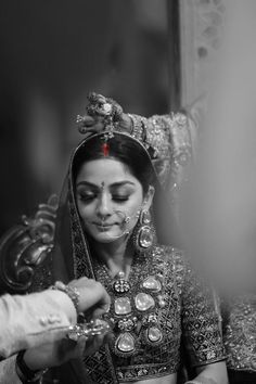 the bride is getting ready to put on her nose and make it look like she's getting married