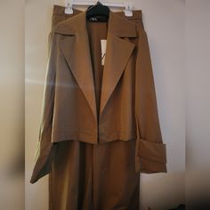 Zara Co-Ord Set Cropped Blazer Wide Lapels + Pant 1971/123 Toffee Nwt Beige Long Sleeve Pantsuit For Fall, Fall Workwear Sets With Pockets, Fall Workwear Sets With Lapel Collar, Fall Beige Notch Lapel Pantsuit, Zara Wide Leg Workwear Sets, Zara Wide Leg Sets For Workwear, Brown Workwear Sets For Fall, Spring Workwear Khaki Sets, Khaki Workwear Sets For Spring