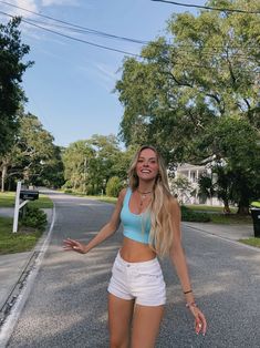 White Jean Shorts Outfit Summer, Cute Outfit Inspo Summer, Sarah Cameron Outfits, Outfit Fresco, Summer Jean Shorts Outfit, White Girl Outfits, Cute Outfits With Shorts, Singer Art