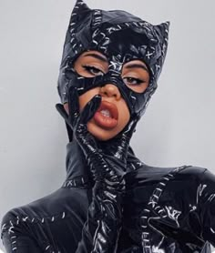 Top Cosplay, Top Anime, Dc Comics Superheroes, Halloween Photoshoot, Cat Mask, Halloween Inspo, Cosplay Makeup, Female Poses