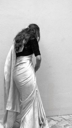 Saree Photo Ideas For Instagram, Cotton Saree Poses, Saare Pose Ideas, Hide Face Photo Poses, Fashion Photography Ideas, Dp Ideas, Back Pose, Indigo Saree, Onam Outfits