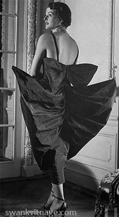 Adrian circa 1949... the "after theatre" dress Jeanette Macdonald, Famous Portraits, Extreme Fashion, Cristóbal Balenciaga, Vintage Black Dress, Film Stars, Vintage Glam