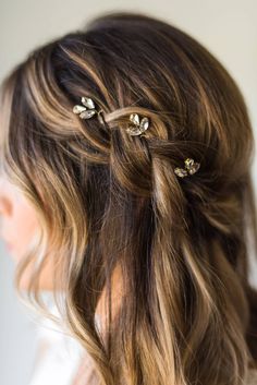 Minimal Hair, Wedding Hairstyles And Makeup, Hair Pins Wedding, Hair Pins Bridal, Silver Hair Pin, Gold Hair Pin, Crystal Hair Pins, Short Wedding Hair, Penteado Cabelo Curto