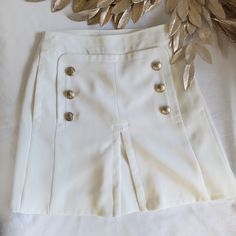 Numerous Ventuno Skirt White/Cream With Gold Button Center V Cut Two Pockets Zippered Skirt Size 40 Approx Length 19 Waist 14 Zipper Skirt, Skirt White, V Cut, V Cuts, Gold Buttons, White Skirts, White Cream, Womens Skirt, Color White