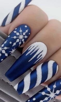 Blue White And Silver Christmas Nails, Blue Christmas Nails 2023, Blue Chrome Winter Nails, Blue And White Holiday Nails, Ice Nails Ideas, Elegant Christmas Nails Acrylic, Blue Chrome Christmas Nails, Blue Icy Nails, Blue Christmas Nails Winter Snowflake Designs