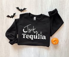 Halloween Shirt Ideas, Spooky Cat, Halloween Crewneck, Tequila Shirt, Drinking Party, Cute Shirt Designs, Vinyl Shirts, Halloween Tees, Halloween Sweatshirt