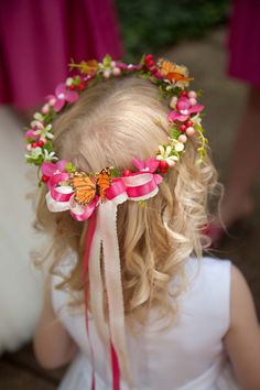 Flower girl Flower Girl Inspiration, Flower Girl Wreaths, Flowers In Her Hair, Flower Halo, Boda Mexicana, Bridal Guide, Spring Wedding Inspiration, Spring Wedding Flowers