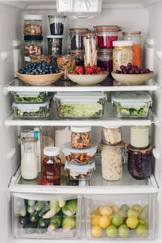 FRIDGE ORGANIZATION TIPS & TRICKS Desain Pantry Dapur, Healthy Fridge, Desain Pantry, Resep Diet, Kitchen Organisation, Refrigerator Organization, Fridge Organization, God Mat, Matcha Latte