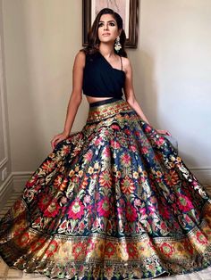 This beautiful lehenga comes with a stylish crop top made of georgette material in black color which is featured with an attached pleated dupatta style and sweat heart shape spaghetti crop top. Price= ₹2,599.00 Reka Bentuk Blaus, Orang India, Brocade Lehenga, Banarasi Lehenga, Crop Top Lehenga, Pengantin India, Indian Lehenga Choli, Indian Outfits Lehenga, Lehnga Dress