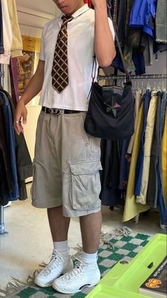 Beige Jorts Outfit Idea, Jnco Shorts Outfit, Cargo Shorts Men Outfits, Cargo Shorts Outfit, Style Cargo Shorts, Looks Hip Hop, Mens Cargo Shorts, Cool Look, Summer Streetwear