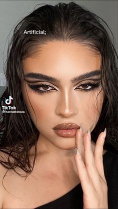 Elegant Looks Aesthetic, Halloween Glamour Makeup, Makeup Looks With Black Eyeshadow, Cool Makeup Inspiration, Makeup Looks Professional, Hot Eyeshadow Looks, Makeup Looks Aesthetic Creative, Challenging Makeup Looks, Elegant Black Makeup