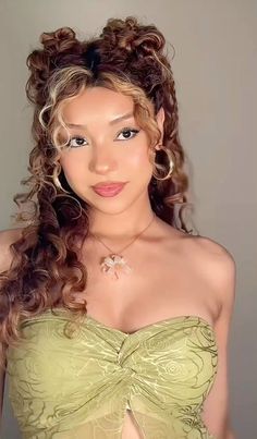 Curly Hair Styles For Photoshoot, Curly Hairstyles For Strapless Dresses, Fairy Hair Inspiration, Desi Curly Hairstyles, Midsummer Nights Dream Hair, Roman Goddess Hairstyles, Wavy Summer Hairstyles, Hair With Diamonds, Aesthetic Curly Hair