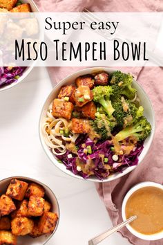 Showing is a white bowl containing brown rice noodles, steamed broccoli, shredded red cabbage and a oven-baked Miso tempeh cut in cubes. There are more miso tempeh on the side as well as some extra miso sauce used to marinate the tempeh. Tempeh Bowl, Tempeh Marinade, Resep Vegan, Baked Tempeh, Vegetarian Ideas, Tempeh Recipes, Plant Based Dinner, Vegan Asian, Buddha Bowls