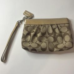 COACH Tan Wristlet Wallet with Lilac Interior 

-In good condition 
-No flaws 
-If you have any questions feel free to ask
-Open to offers

Listed: 12-5-2024 Lilac Interior, Wristlet Wallet, Wallets For Women, Women's Accessories, Lilac, Women Accessories, Wallet, Feel Free, Outfit Accessories