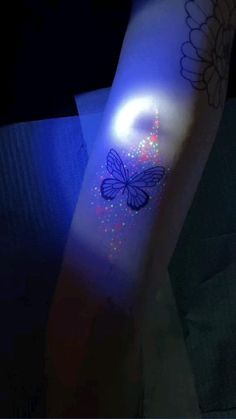 Blue Light Tattoo Ideas, Uv Light Tattoo Ideas, Iridescent Tattoo, Tatooo Delicadas, White Tattoo On Dark Skin, Bisexual Tattoo