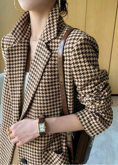 Elevate your wardrobe with our Houndstooth Wool Blend Belted Blazer! This women's blazer boasts a classic houndstooth pattern and a flattering belted waist. The wool blend fabric ensures both style and warmth, while the front two button closure adds a touch of sophistication. Upgrade your style game with this must-have piece! ●Single-breasted button closure ●Notched lapels ●Side-seam pockets ●Lined ●Wool,polyester ●Dry clean ★★Please advise your Height and Weight and bust, I will make sure you c Harley Jacket, Blazer With Belt, Estilo Kardashian, Fall Blazer, Belted Blazer, Mode Chic, Checked Blazer, Boho Floral Dress, Boho Fall