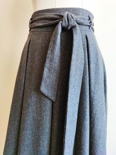 High waisted Wool skirt In gray Gray skirt Winter skirt Autumn skirt Wool skirt women Midi skirt Gray midi skirt Long grey woman skirt Wool skirt Warm skirt Fabric : 100% wool, The skirt has a removable belt. The skirt has a zipper. Full standart length (from waist to hem) - 33'' / 85cm . I can customize this skirt in every size and length free of charge, just send me measurements. Also available in other colors: Red tartan maxi skirt : https://www.etsy.com/listing/657341561/red-tartan-maxi-skir