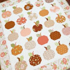 a quilted table topper with pumpkins on it