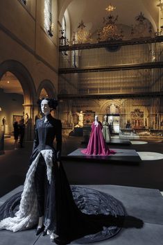 Met Museum Fashion, God Clothing, Fashion Exhibition, The Sistine Chapel, Fashion Displays, Heavenly Bodies, Museum Fashion, Sistine Chapel, Boutique Interior