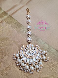 18K gold plated, finest uncut pachi (ahmedabadi ) kundan maang tikka with pearls to give you the royal look! Pakistani Jewelry Bridal, Bridal Tikka, Indian Jewelry Gold, Maang Tikka Kundan, Jewelry Pakistani, Maang Tikka, Royal Look, Bollywood Jewelry, Pakistani Jewelry