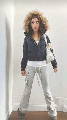 Chill But Stylish Outfits, Ugh Trainers Outfit, Ugg Outfit Sweatpants, Cold Vintage Outfits, Flared Track Pants Outfit, Elegant Joggers Outfit, Lazy 2000s Outfits, Sports Outfits Winter, Winter Fits 90s