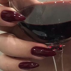 Bentuk Alis, Kutek Disney, Dark Red Nails, Wine Nails, Nagel Tips, Smink Inspiration, Makijaż Smokey Eye, Burgundy Nails, Red Nail