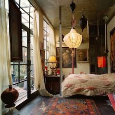 Ambient Bedroom, Clawfoot Tub Ideas, Artistic Bedroom, Clawfoot Tubs, Bedroom Pink, Tub Ideas, Eclectic Bedroom, Maximalist Decor, Home Inspo