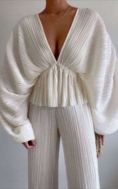 Plisse Top, Law Quotes, Elegante Casual, Mode Inspo, Mode Inspiration, Balloon Sleeves, Looks Vintage, Retro Outfits, Plunging Neckline