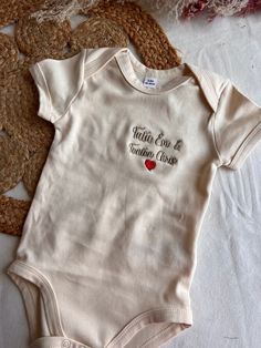 We present to you our very soft and super practical short and long sleeve baby bodysuits Fully personalized in our workshop, we offer to embroider it with your child's first name. In 100% cotton, you will have the choice between nine colors Oeko-Tex certified. Certified Organic 100 Content Standard. Color of first name of your choice Possibility of adding a small pattern (example ❤️, glittery rainbow) SPECIFY IN CUSTOMIZATION: THE TEXT / ICONS AND THE DESIRED COLOR FOR EACH Possibility of comple Text Icons, First Name, Gender Neutral Baby, Baby Tshirts, Baby Bodysuit, First Names, Gender Neutral, Baby Clothes, The First