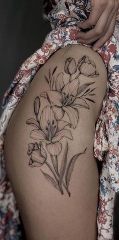 a woman's thigh with flowers on it