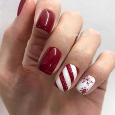 Discover easy and festive simple Christmas nail designs perfect for beginners, with tips for short nails and holiday parties. Square Oval Christmas Nails, Festive Nails Christmas Red, Christmas Nail Designs 2023, Red Festive Nails, Christmas Nail Art Red, Simple Christmas Nails, Nails Festive, Nail Art Noel, Easy Designs