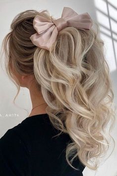 Holiday Hair Ideas, Hairstyle 2023, Holiday Hairstyles Easy, Women's Haircuts, Boho Hair Pins, Hair Christmas, Niche Ideas, Wavy Ponytail, Banana Hair Clips