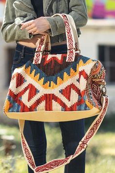 Handmade ethnic pattern with short straps and adjustable shoulder straps featuring two slip pockets and a zipper pocket inside a fully lined cotton duffel bag *Shell: 100% Cotton *Lining: 100% Polyester *APPROX. L 15" W 19" Depth 9.50" Handle 20" Strap 20"-53" *Versatile and convenient *Used for a variety of purposes, including travel, sports, beach, camping, work, and everyday use *Has pockets and compartments, which can help you stay organized and keep your belongings separate Thank you for vi Bohemian Schick, Anthropologie Earrings, Anthropologie Bags, Boho Handbags, Ethnic Bag, Sac Week End, Carpet Bag, Duffel Bags, Duffel Bag Travel