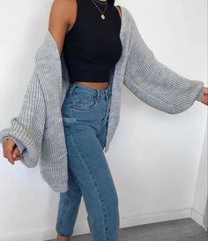 How To Wear Cardigan, Looks Adidas, Mom Jeans Outfit, Denim On Denim, Outfit Chic, Outfit Jeans, Mode Inspo, Mode Inspiration, Elie Saab